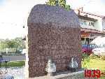 Sanniki, ul. Warszawska, tablica pami�tkowa. Stan z dn. 16. 10. 2011 r. (fot. Tomasz Karolak).