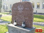 Sanniki, ul. Warszawska, tablica pami�tkowa. Stan z dn. 16. 10. 2011 r. (fot. Tomasz Karolak).