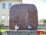 Sanniki, ul. Warszawska, tablica pami�tkowa. Stan z dn. 16. 10. 2011 r. (fot. Tomasz Karolak).