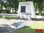 Sochaczew - Chodak�w, ul. Chopina, tablica pami�tkowa. Stan z dn. 04. 09. 2011 r. (fot. Tomasz Karolak).