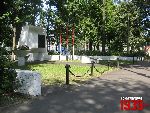 Sochaczew - Chodak�w, ul. Chopina, tablica pami�tkowa. Stan z dn. 04. 09. 2011 r. (fot. Tomasz Karolak).