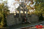 Sochaczew - Trojan�w, ul. ks. Jerzego Popie�uszki, pomnik. Stan z dn. 07. 10. 2010 r. (fot. Tomasz Karolak).