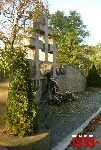 Sochaczew - Trojan�w, ul. ks. Jerzego Popie�uszki, pomnik. Stan z dn. 07. 10. 2010 r. (fot. Tomasz Karolak).